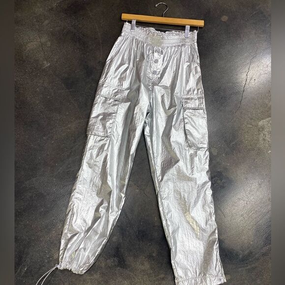 silver pants with spring at the waist and pockets on the sides - Picture 1 of 8